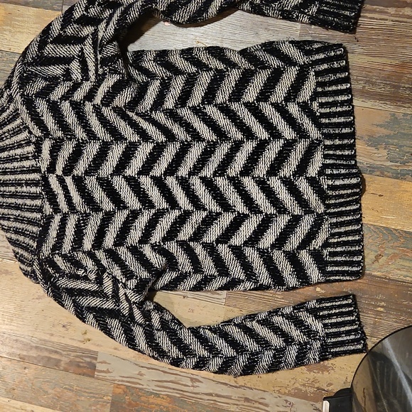 Paper Crane Monochrome Chevron Knit Sweater - Picture 7 of 7
